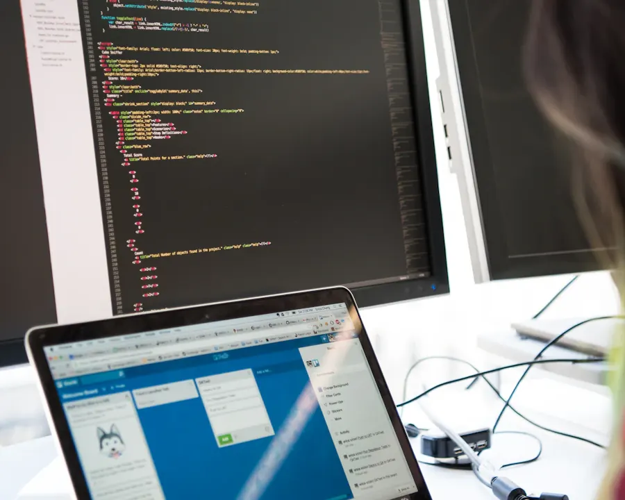 Diseñadora trabajando en el diseño web a medida de una página profesional