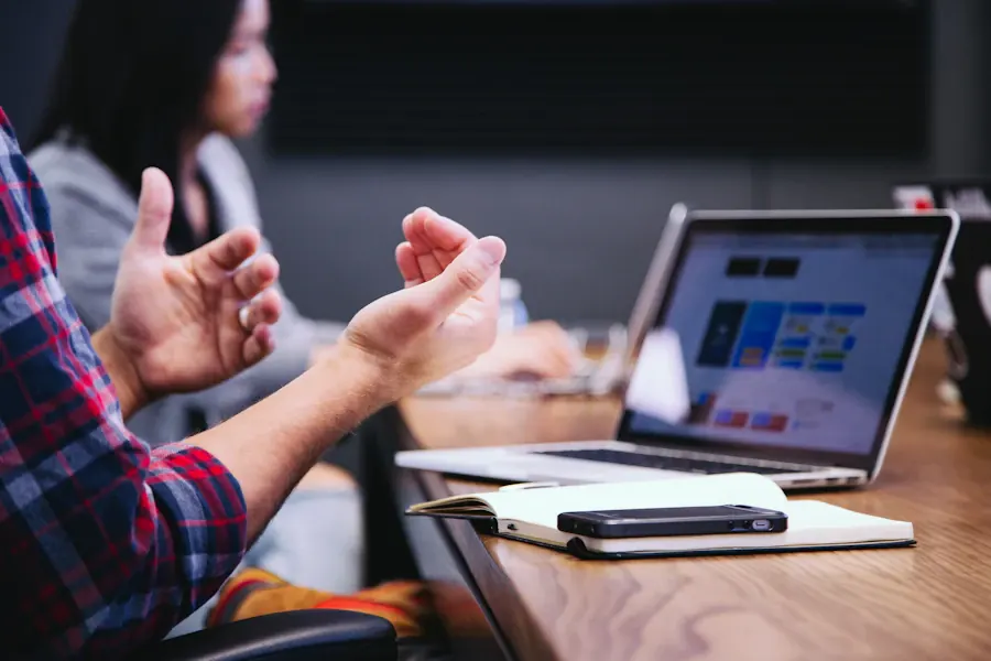 Portátil mostrando una página web responsive, rápida y optimizada para SEO