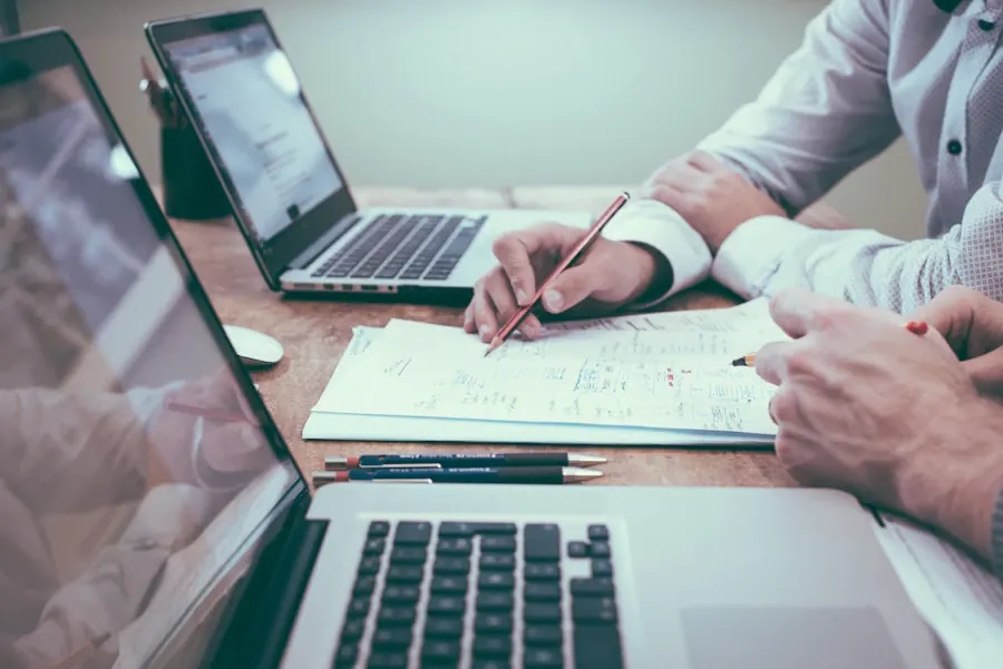 Equipo trabajando en un diseño web profesional con todo incluido